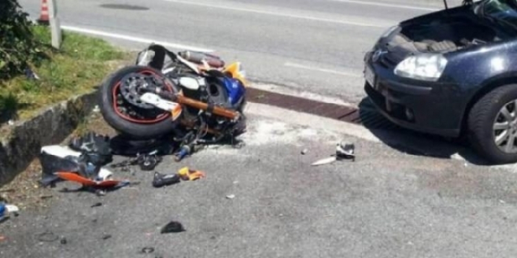 Aksident në aksin rrugor Levan-Tepelenë, arrestohet Eklement Vrapi, 34 vjeç, aksidentoi 70-vjeçarin pa patentë, plagoset pasagjerja 10-vjeçarja