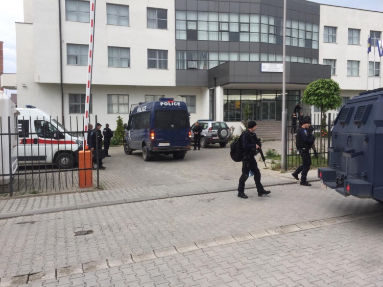 Tension në Mitrovicë, arrestohen disa policë, Vuçiç vë në gatishmëri ushtrinë