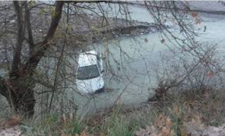 Elbasan, Një makinë ka dalë nga rruga dhe ka përfunduar në lumë në fshatin Gostimë – Gjyralë, plagosen dy persona, policia arreston 31-vjeçarin me iniciale P.B