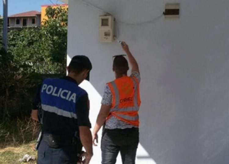 Fier, vidhnin energjinë elektrike, arrestohen shtetasit me iniciale A.Sh, 35 vjeç dhe L.Sh, 54 vjeç