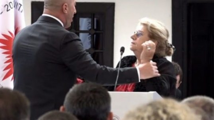 Haradinaj në rolin e sigurimit, largon një zonjë nga foltorja në Prizren