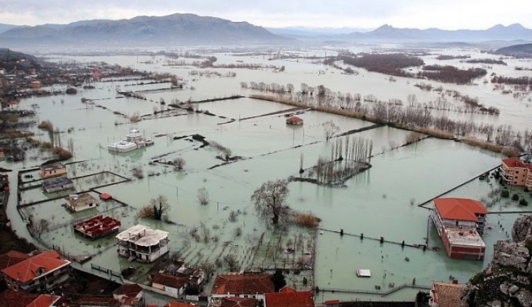 Rama tregon para dhe pas përmbytjeve fushën e basketbollit. Komentuesit i 'turren' keq [FOTO]