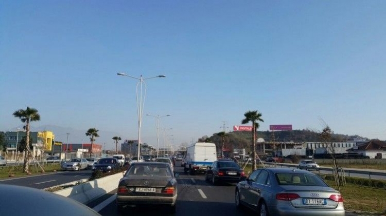 Punimet në autostradën Tiranë-Durrës, ja rrugët që bllokohen nesër, mësoni nga duhet të kaloni