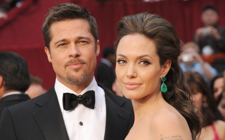 Foto shokuese që zbulojnë si Brad Pitt kap në mënyrë të dhunshme nga krahu Angelina-n [FOTO]