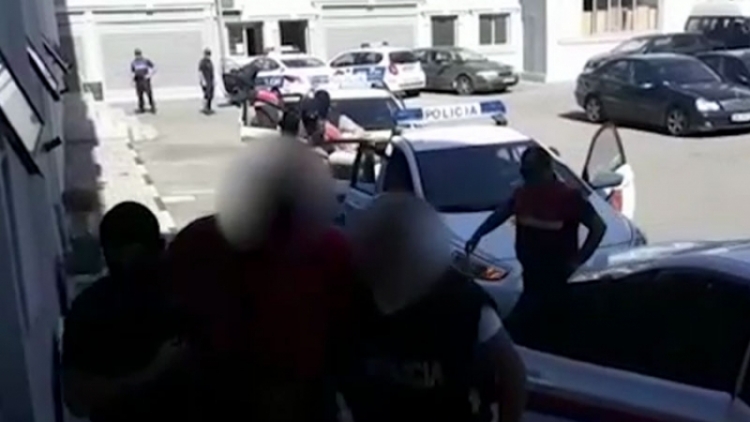 Tiranë, trafikonin lëndë narkotike arrestohen shtetasit Përparim Sula, 50 vjeç, Hanson Merkohasanaj, 27 vjeç, M. H., 17 vjeç