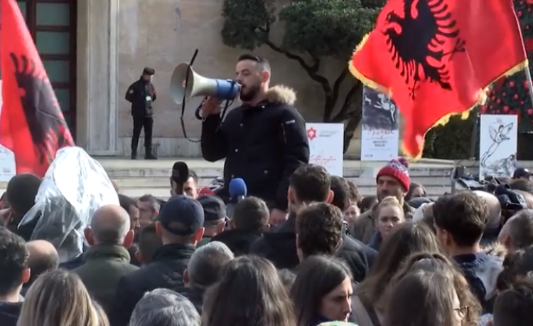 Protesta e studentëve vijon, çfarë ndodh para Kryeministrisë...[VIDEO]