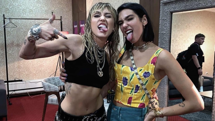 Ja kur do të publikohet bashkëpunimi i Dua Lipa-s dhe Miley Cyrus! Titullin e këngës ja kemi dëgjuar më parë këngëtares shqiptare [FOTO]