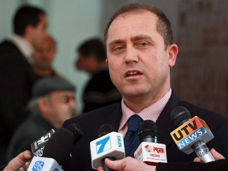 Emërimi i drejtorit aktual të AKEP, Ilir Zela ka ngritur një seri dyshimesh për korrupsion duke favorizuar Albtelecom bazuar në faktin se ai ka qenë ish-Drejtori Juridik i Albtelecom