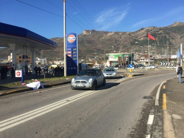 Elbasan, policia arreston 35-vjeçarin me iniciale I.H, aksidentoi me makinë tre këmbësorë duke i shkaktuar vdekjen njërit prej tyre