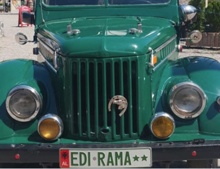 Koleksioni i makinave Deja vu në Korçë, edhe me targën ‘Edi Rama’ [FOTO]