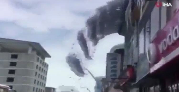 Frikë në rrugët e Turqisë, shihni sesi nga ndërtesa bien blloqet…[VIDEO]