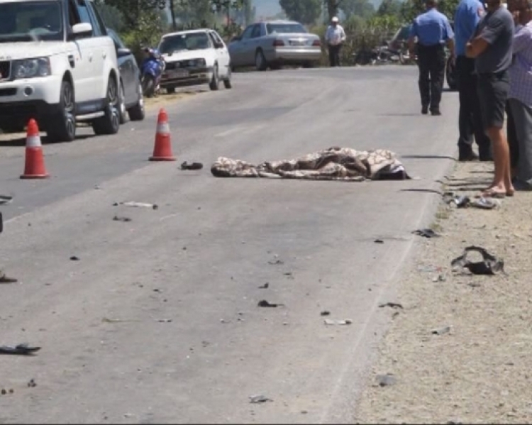 Elbasan, një automjet ka përplasur dy kalimtarë, për pasojë ka humbur jetën një grua