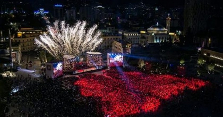 Një tjetër festë SUPER në Tiranë, ja kush është këngëtarja e famshmë që do të ndezë sheshin ''Skënderbej'' [FOTO]