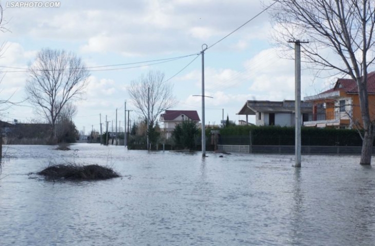 Lumi Erzen del nga shtrati, përmbyten 20 banesa në Shijak