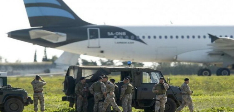 Rrëmbimi i avioni me 118 persona në bord, lirohen gjithë pengjet