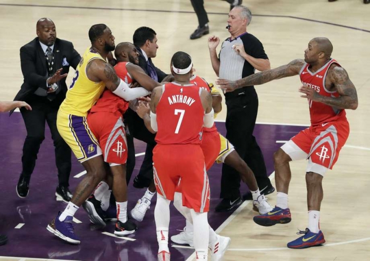 NBA/Fusha përfshihet nga sherri masiv, ndërsa Lakers humbasin për të dytën herë rradhazi