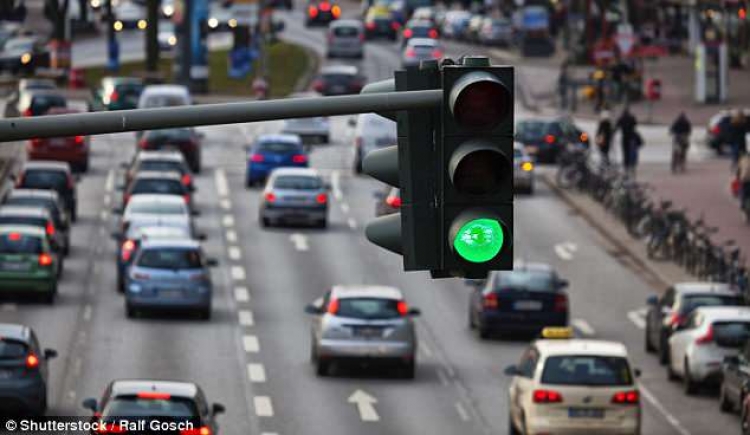 Anglia me teknologjinë më të fundit të semaforëve. Komunikojnë me shoferët [FOTO]