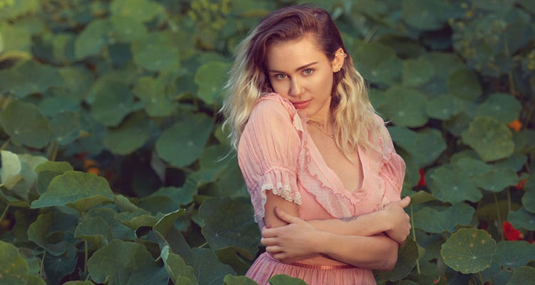 Ekstravagantja Miley Cyrus ndryshon look-un e saj...përsëri! [FOTO]