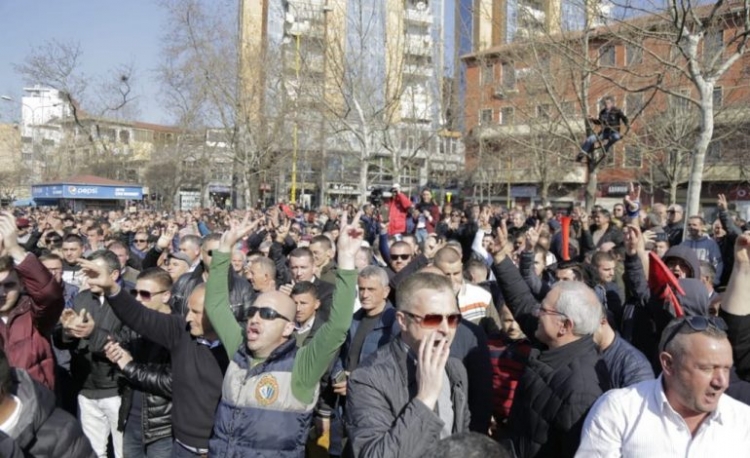 Protestuesit largohen nga Parlamenti, Basha thirrje ta ndjekin