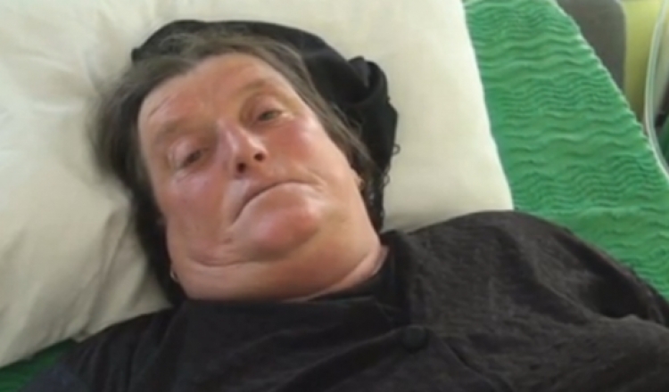 Tregtonte qirinj në rrugën e kishës në Laç, 58 vjeçarja: Më dhunoi policia