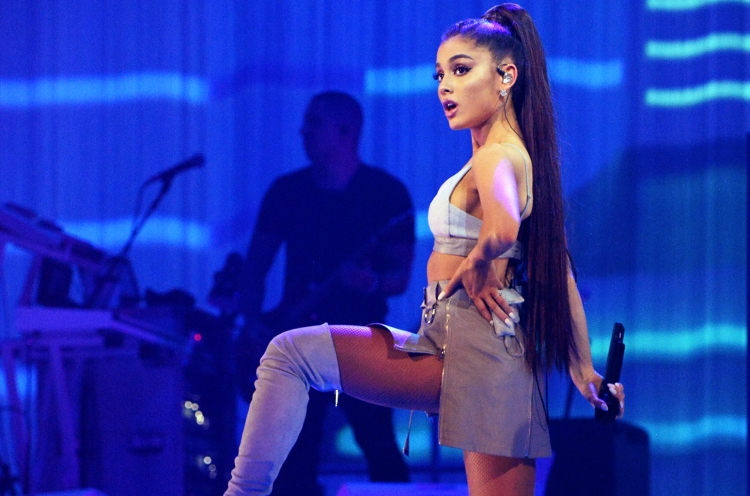 Ups! Ariana Grande gati sa nuk thyen qafën në skenë [VIDEO]