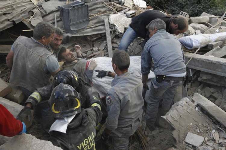 Tërmeti në Itali bilanc “lufte”: 247 viktima e 215 persona nxirren të gjallë nga rrënojat, vijojnë kërkimet