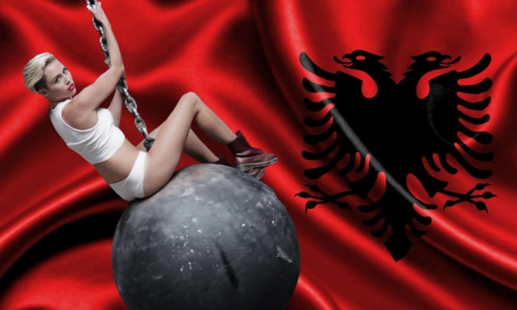 Pa pikë turpi! Këngëtarja shqiptare i fut duart në të pasme Miley Cyrus dhe shijon momentin [FOTO]