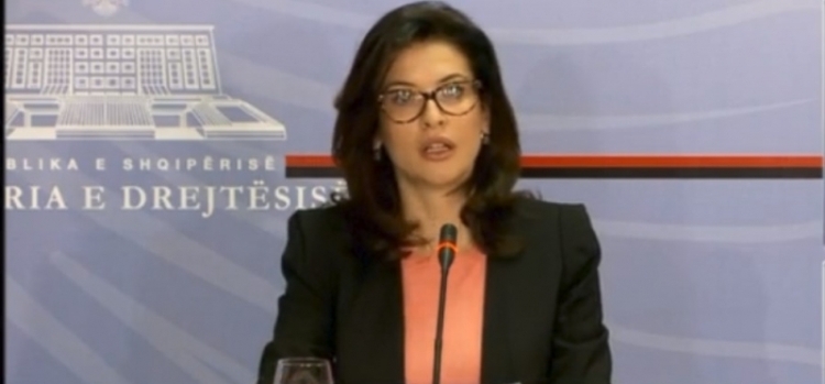 Denoncimet në portalin “Shqipëria që Duam” sjellin shkarkimin nga detyra për 3 zyrtarë të Hipotekave të Fierit dhe të Tiranës