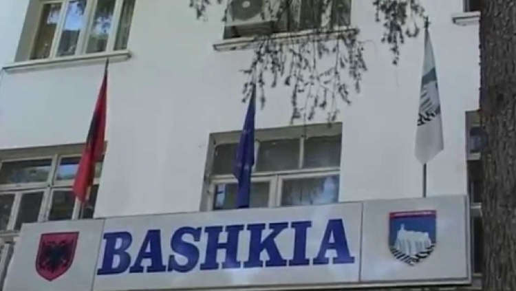 Gjirokastër, punonjësi i Prefekturës qëllon me grusht n/kryetarin e bashkisë