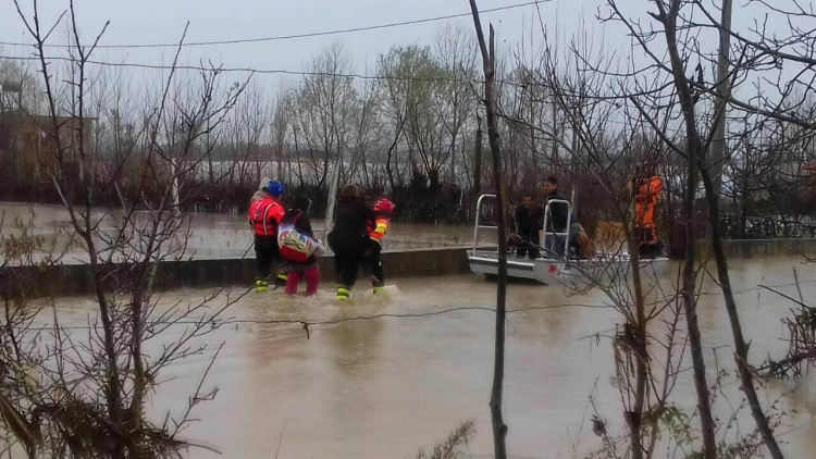Moti i keq/ Rrëzohet ura në Delvinë, 350 familje mbeten të bllokuara