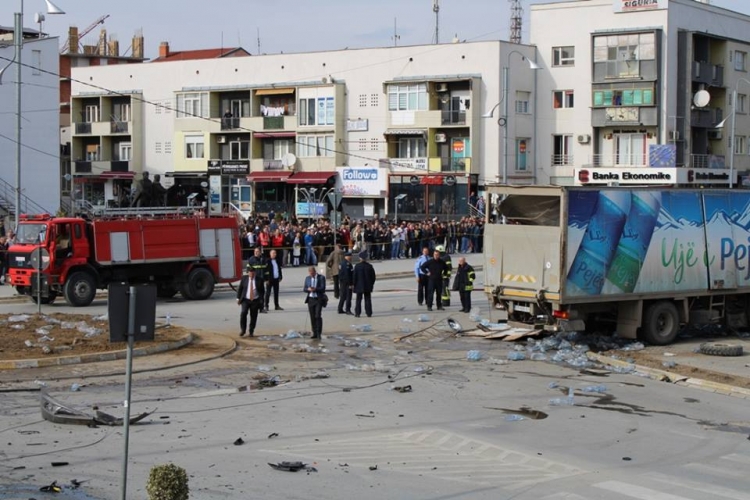 Aksident i rëndë në qendër të Gjilanit, kamioni shkakton një të vdekur dhe 20 të plagosur
