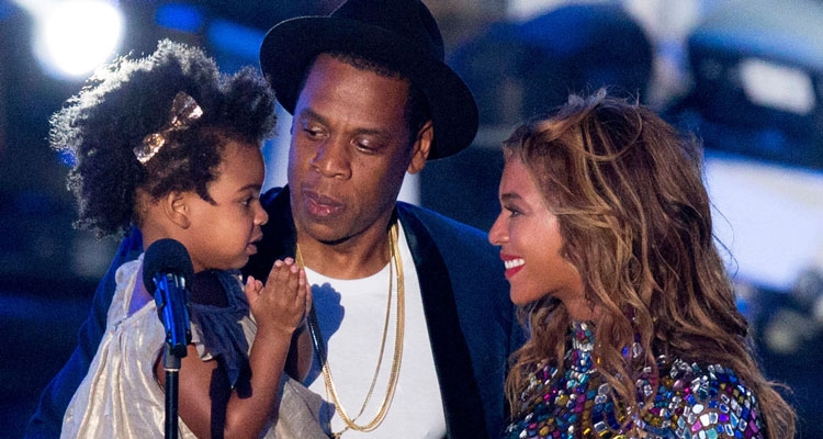 Blue Ivy është trashëgimtarja e Beyonce, e drejton grupin e vajzave si mamaja e saj! [VIDEO]
