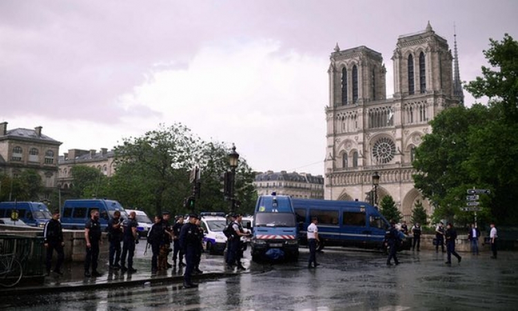 Sulm në Notre-Dame të Parisit. Policia qëllon të dyshuarin