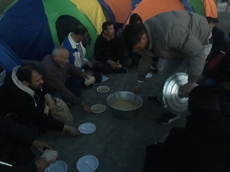 Emocionuese! Grevistët e Zharrëzës po ushqehen gjatë rrugës për në Tiranë nga të panjohur