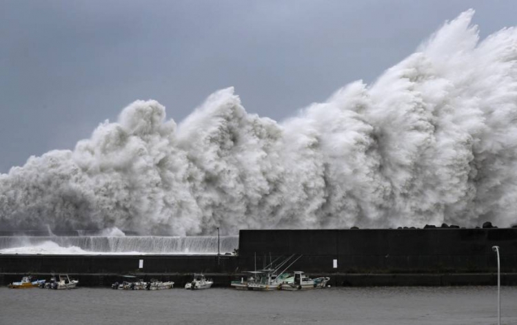 E rëndë! Japonia goditet nga tajfuni më i fuqishëm i 25 viteve të fundit [FOTO]