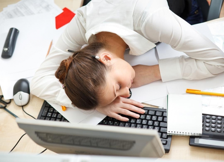 Si të evitoni lodhjen dhe dremitjen pas pushimit të drekës në zyrë
