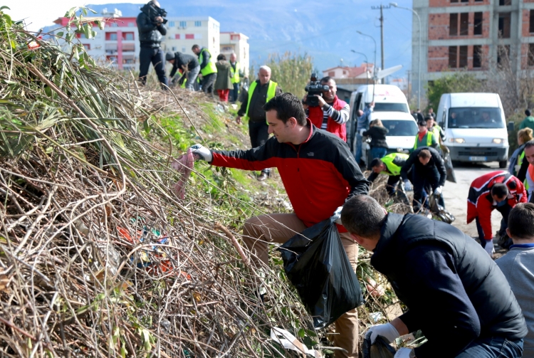 Bashkia aksion për pastrimin e Tiranës. Ja ç’tha Veliaj…