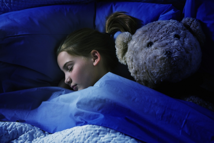Prindër, mos i vini fëmijët në gjumë vonë. Ja dëmet që shkaktohen