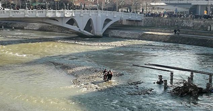 Hidhet një grua në Vardar, shpëtohet nga dy persona