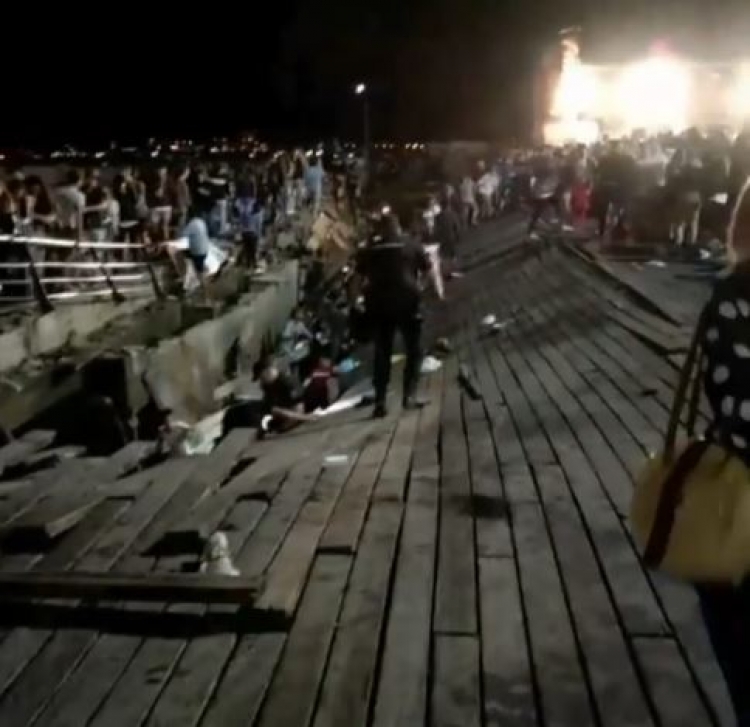 Rrëzohet skela gjatë festivalit, mbi 300 të plagosur [VIDEO]