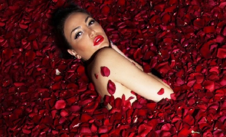 Bleona Qereti uron “Shën Valentinin”...nudo [FOTO]