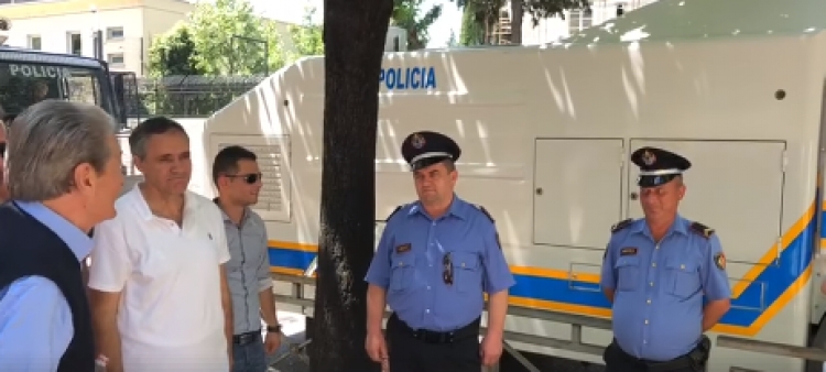 Berisha ndalon marshimin dhe flet me policët: Ja çfarë u tregon [VIDEO]