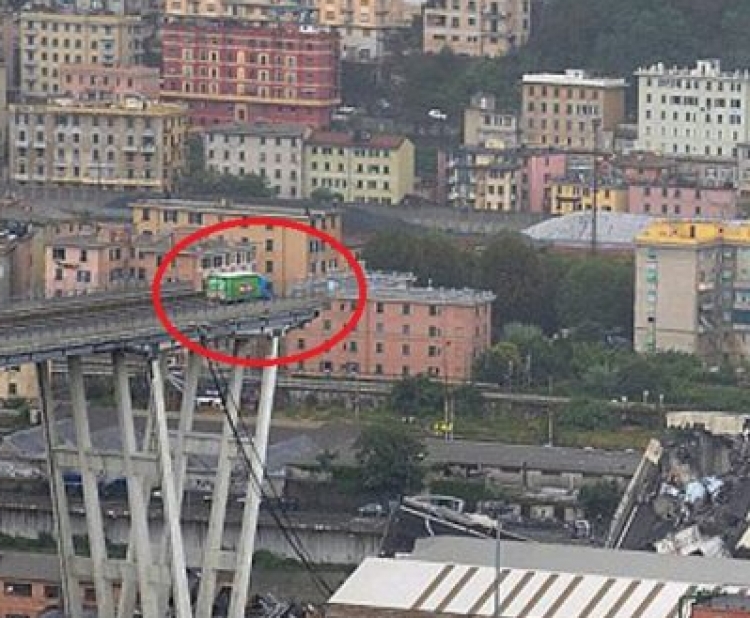 Shembja e urës në Itali, kamioni ndalon pak metra nga rrëzimi [VIDEO]