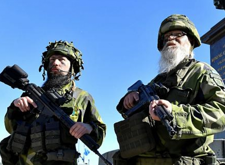 Frika nga Rusia??? Pas 4 dekadash Suedia mobilizon ushtrinë [FOTO]