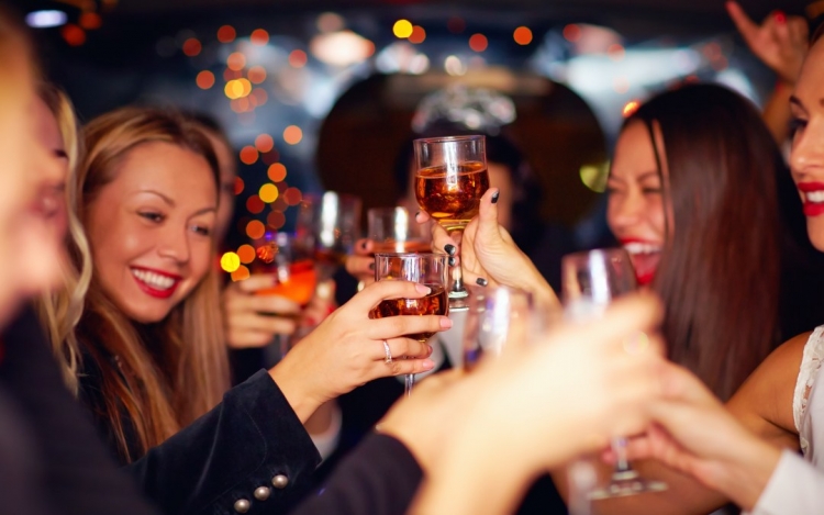 Do shkriheni së qeshuri! 6 veprimet që bëjnë femrat e dehura