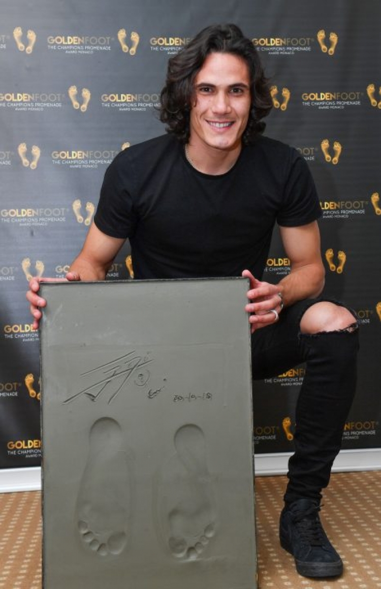 Cavani fiton çmimin prestigjioz dhe jep komente rreth merkatos: “Do kthehem në Napoli, por... ”
