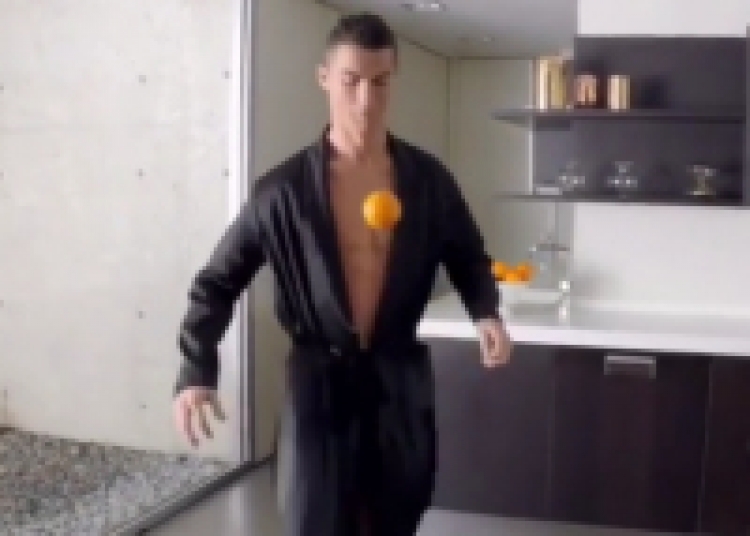 Shikoni si e përgatit Cristiano Ronaldo mëngjesin e tij (VIDEO)