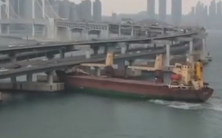 Kapiteni i dehur përplas anijen gjigande me urën e autostradës [VIDEO]