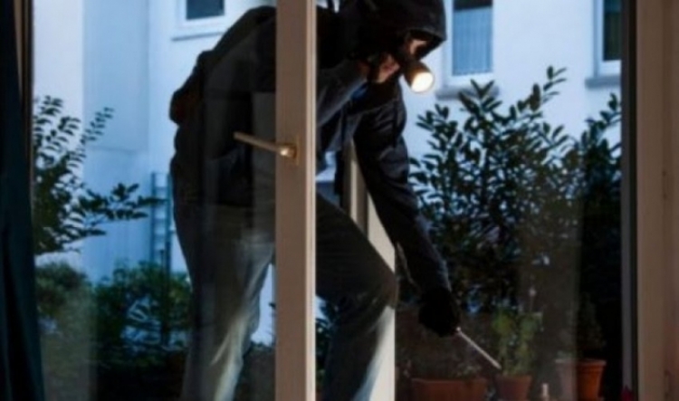 Hajduti e pëson keq, hynë në një banesë por kapet dhe dhunohet nga i zoti