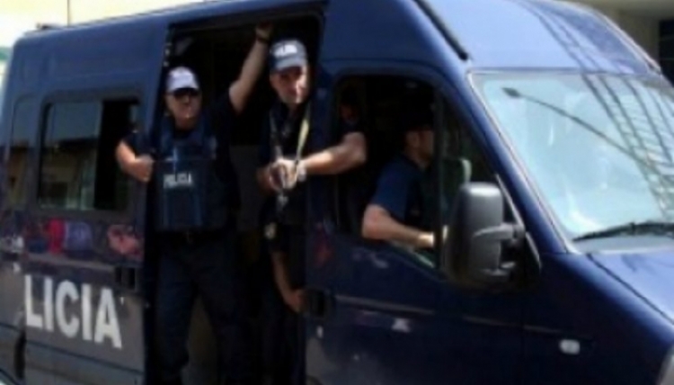 Tentuan të kalojnë shtetas të huaj jashtë kufirit të Shqipërisë, arrestohen në flagrancë 5 persona në Shkodër